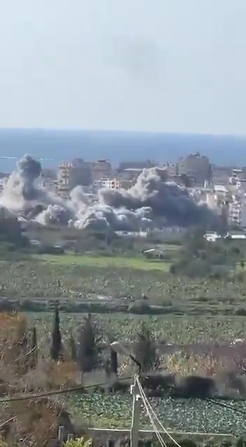 Heavy Israeli airstrikes target the city of Tyre in Lebanon