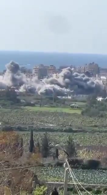 Heavy Israeli airstrikes target the city of Tyre in Lebanon