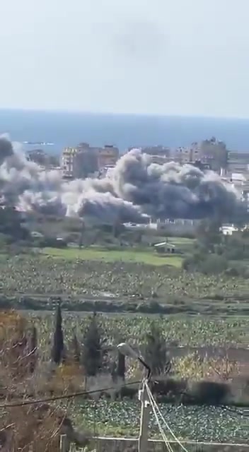 Heavy Israeli airstrikes target the city of Tyre in Lebanon