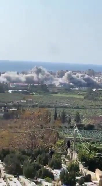 Heavy Israeli airstrikes target the city of Tyre in Lebanon