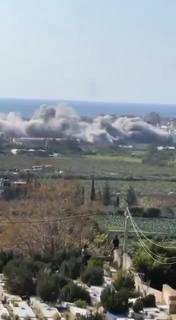 Heavy Israeli airstrikes target the city of Tyre in Lebanon