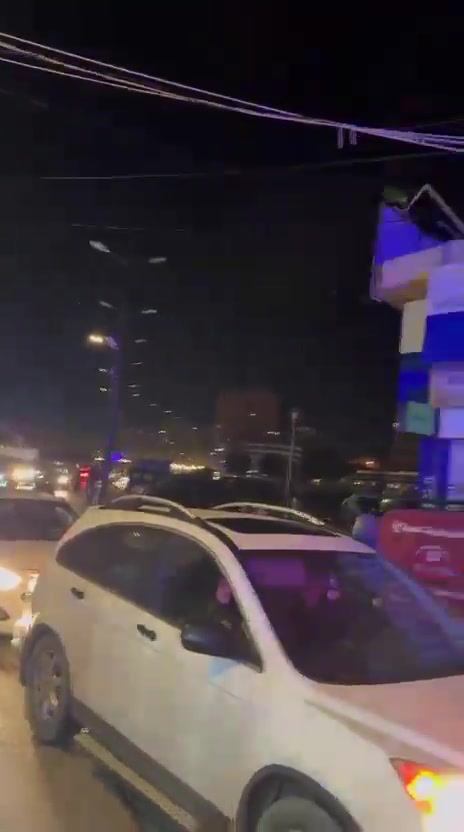 A video circulating online shows a large exodus of people in Tyre following Israeli threats.