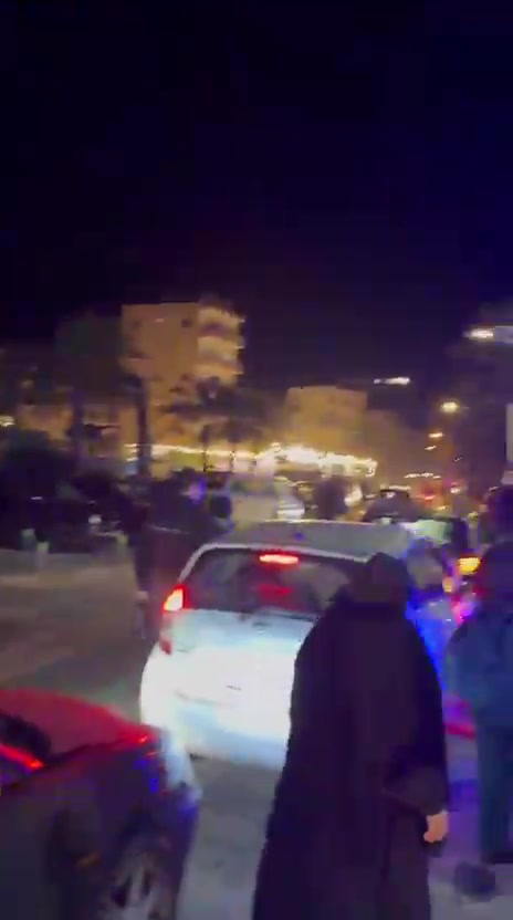 A video circulating online shows a large exodus of people in Tyre following Israeli threats.