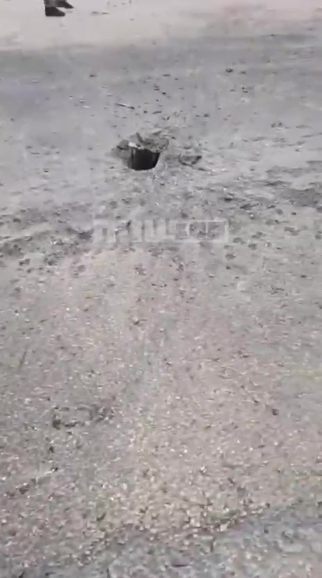 A man was seriously injured by a hit near a building in Kiryat Shmona following a barrage from Lebanon. This was reported by the MDA team that arrived at the scene.