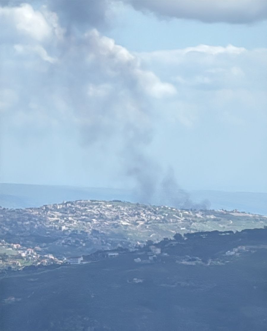 La scène au sud de Khiam montre des véhicules israéliens pris pour cible et en feu.