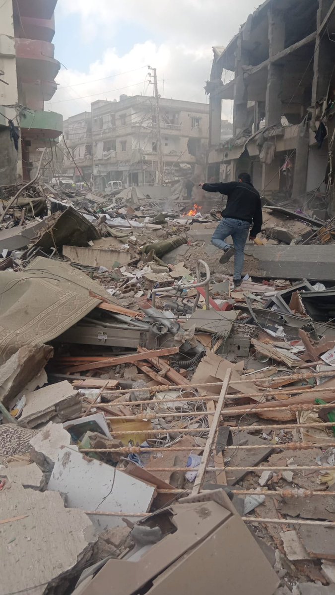 Un ataque aéreo tuvo como objetivo una mezquita y un centro comercial en Jebchit.