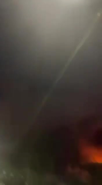 Szenen von Raketen, die auf die Siedlung Kiryat Shmona fallen