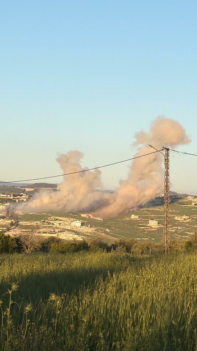 The Israeli army carried out two bombings in the town of Mays al-Jabal, southern Lebanon.