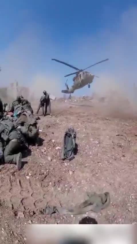 Immagini drammatiche: i combattenti abbattono un drone esplosivo lanciato da Hezbollah durante l'evacuazione dei feriti nel villaggio di Al-Taybeh, nel Libano meridionale. @ItayBlumental