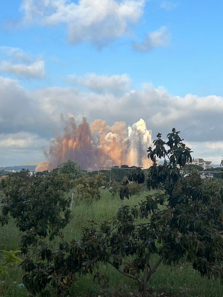 The Israeli army demolished a large Hezbollah tunnel system in the southern Lebanon town of Qantara a short while ago. Footage published by Lebanese media shows the blasts. Large explosions were heard across the area