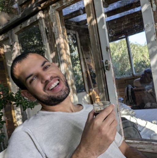 Ένας ιατρικός αξιωματικός του ισραηλινού στρατού σκοτώθηκε και επτά άλλοι στρατιώτες τραυματίστηκαν σε επίθεση με εκρηκτικό μη επανδρωμένο αεροσκάφος της Χεζμπολάχ στο νότιο Λίβανο νωρίτερα σήμερα, ανακοίνωσε ο στρατός. Ο νεκρός αξιωματικός ονομάζεται Λοχαγός Δρ. Όρι Γιοσέφ Σιλβέστερ, 30 ετών, γιατρός του Τάγματος Σακέντ της Ταξιαρχίας Γκιβάτι, από το Τελ Αβίβ. Επιπλέον, δύο αξιωματικοί και ένας στρατιώτης τραυματίστηκαν σοβαρά, ένας στρατιώτης τραυματίστηκε μέτρια και δύο αξιωματικοί και ένας στρατιώτης τραυματίστηκαν ελαφρά στην επίθεση.