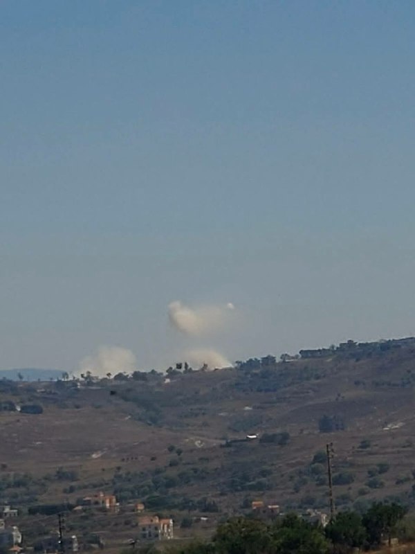 Bombardeo israelí en las afueras de la ciudad de Qunin.