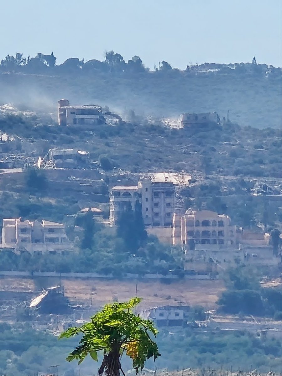 The Israeli army is bulldozing houses in the Al-Mansouri area.