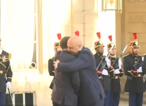 رئيس لبنان جوزيف عون يصل إلى قصر الإليزيه، حيث يستقبله الرئيس الفرنسي إيمانويل ماكرون.