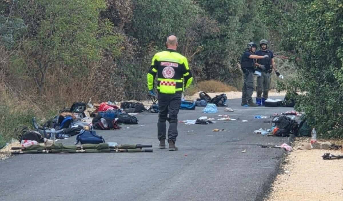 قتيل وجرحى في انفجار قنبلة خلال رحلة مدرسية في شمال إسرائيل بالقرب من الحدود اللبنانية. الجيش الإسرائيلي يعتقد أن القنبلة عبارة عن قنبلة غير قابلة للانفجار من صواريخ حزب الله